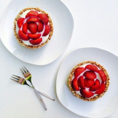 Yogurt and strawberry tartlets