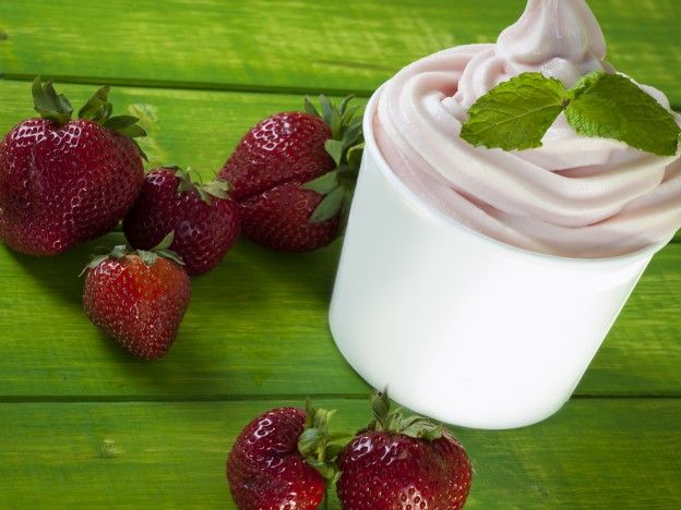 Frozen yogurt with strawberries