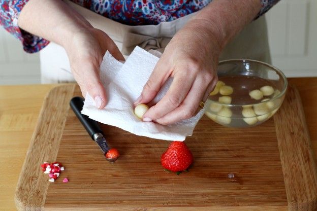 Dry the apple balls