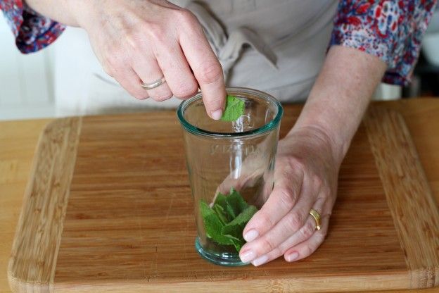 Place the mint leaves in each glass