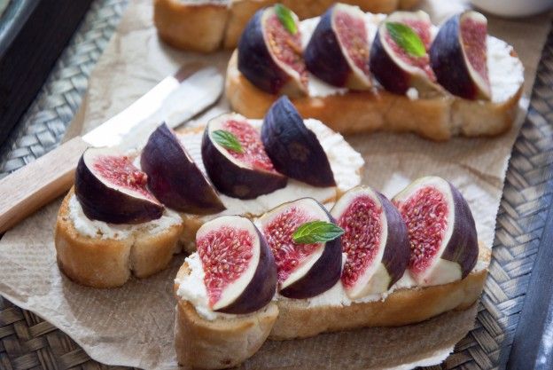 Fresh fig tartines