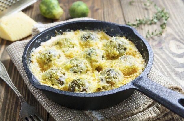 Brussels sprouts gratin with a Parmesan crust