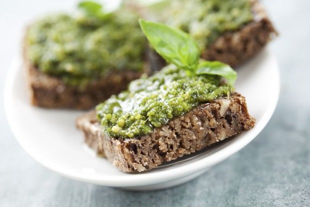 Pesto toasts