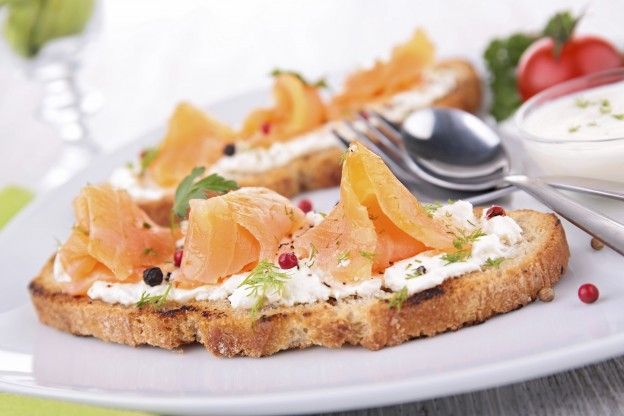 Smoked salmon toasts