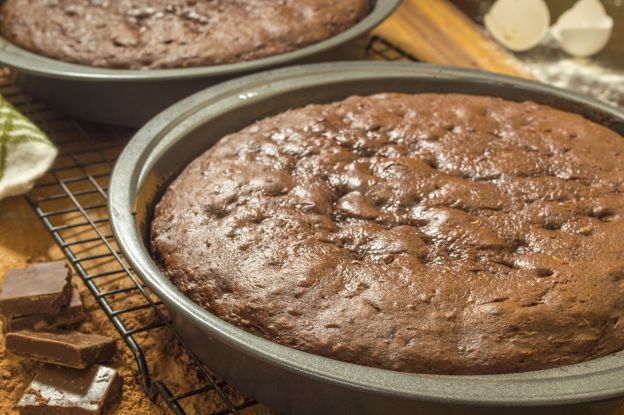 Get a Sticky Cake Out of Its Tin