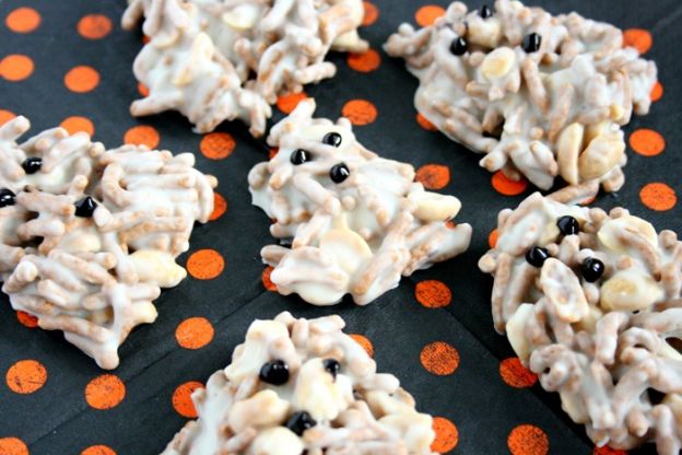 Easy Halloween Ghost Haystacks