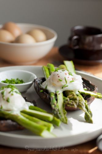 Eggs benedict with asparagus on portobello mushrooms