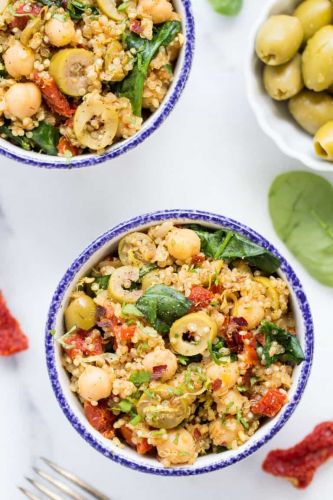 One-Pot Mediterranean Quinoa with Spinach and Chickpeas