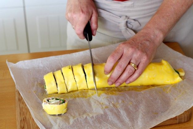 Let sit in the freezer for 30 minutes, then cut the roll into 14 slices