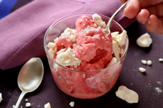 Frozen strawberry yogurt