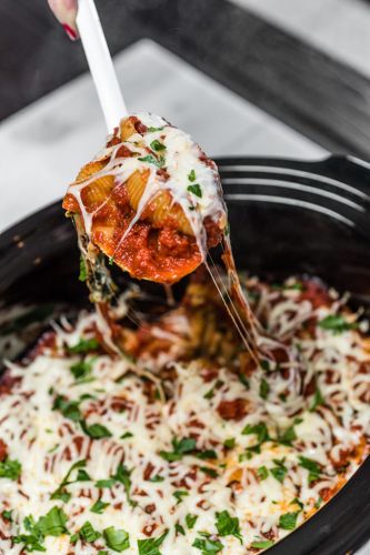 Slow cooker stuffed shells with spinach