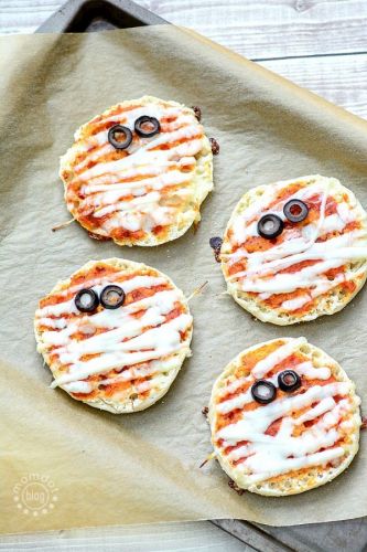 Mini mummy pizzas