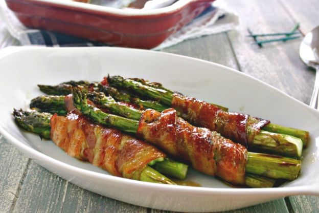 Bacon-wrapped asparagus bundles