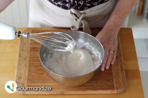 Beat the egg whites with the light brown sugar cane to form peaks