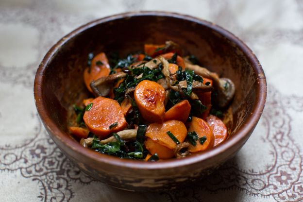 Roasted persimmons with mushrooms and kale