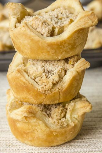 Apple pie bites with cinnamon streusel