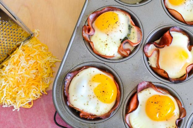 Cheesy spinach, ham and egg cups