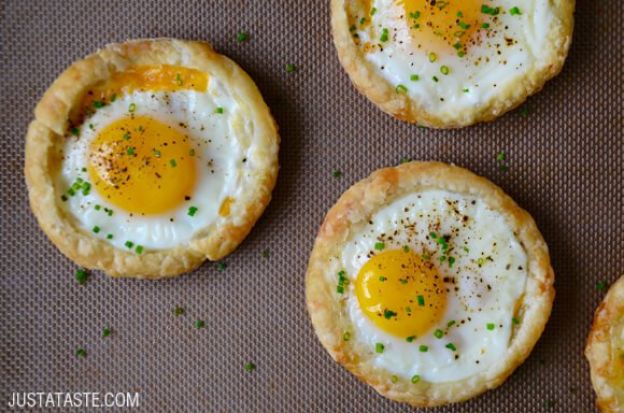 Cheesy puff pastry baked eggs