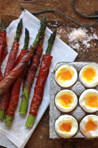 SOFT-BOILED EGGS WITH ASPARAGUS SOLDIERS