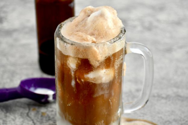 Old Fashioned Root Beer Floats