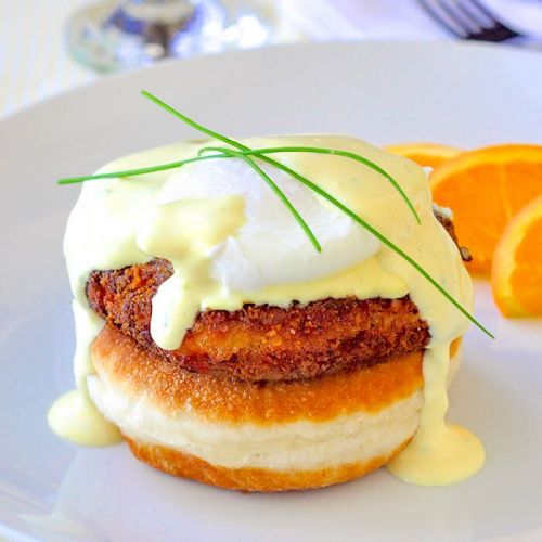 Crab cakes eggs benedict