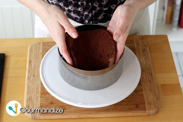 Place your first cake layer into the bottom of the circle