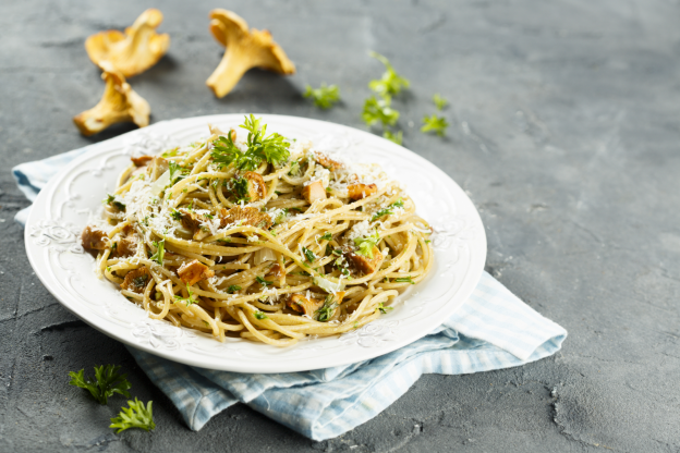 Spaghetti with Chanterelle Mushrooms and Parsley