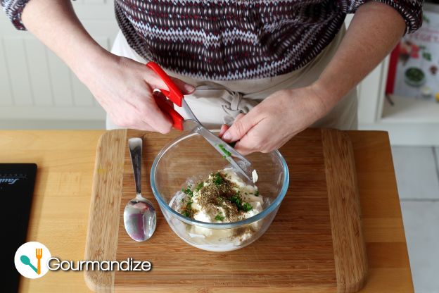 Cut up the chives, add to the bowl and mix