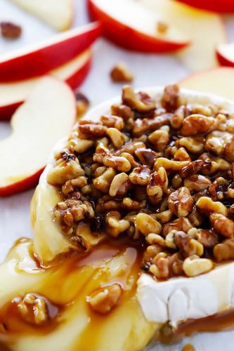 10-Minute Caramel Apple Baked Brie