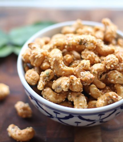 Sweet and Spicy Sriracha Roast Cashews