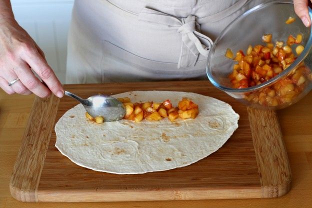 Spread the apples on the tortilla