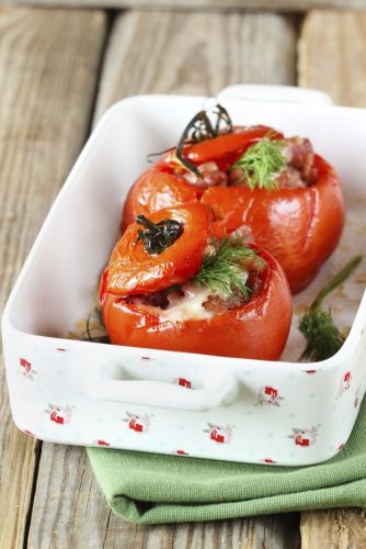 Stuffed tomatoes with ground beef and cheese