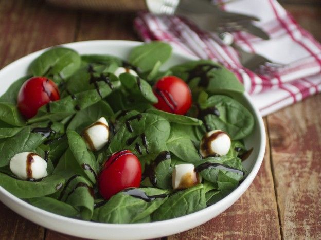 Goat cheese, tomato and baby spinach salad