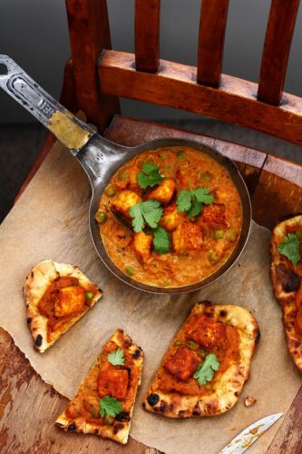 Naan bread pizza