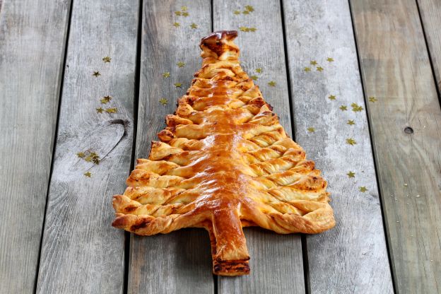 Pesto puff pastry tree