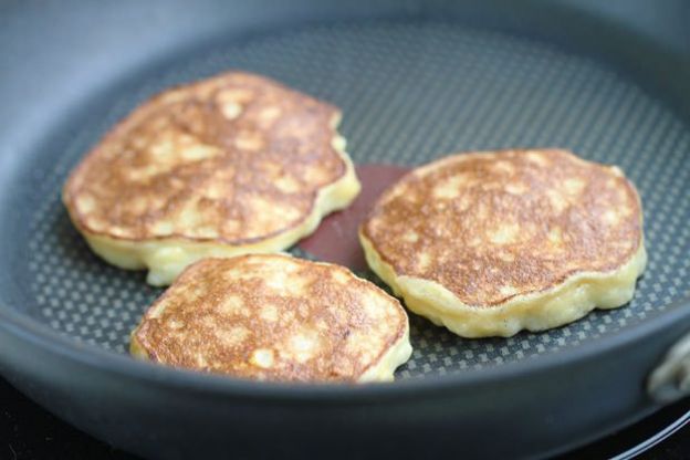 3-ingredient banana pancakes