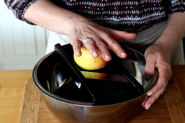 Preparing the apples