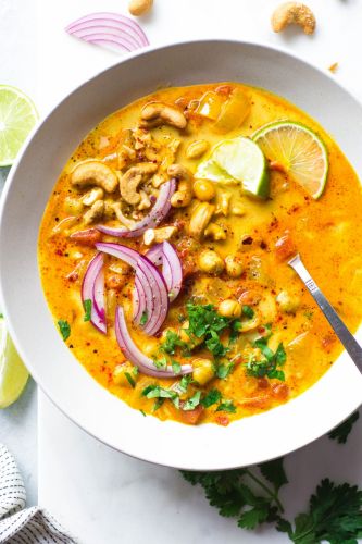 30-Minute Chickpea & Tomato Coconut Curry Soup