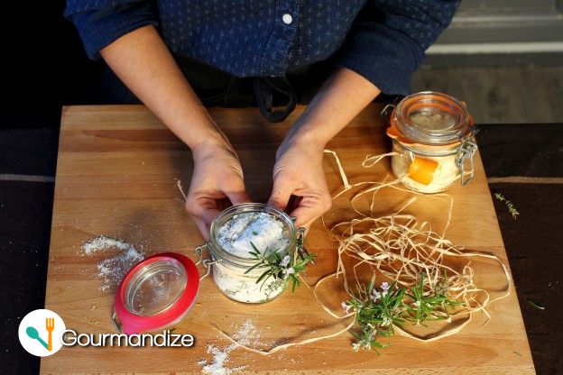 Pour the salts in jars and decorate