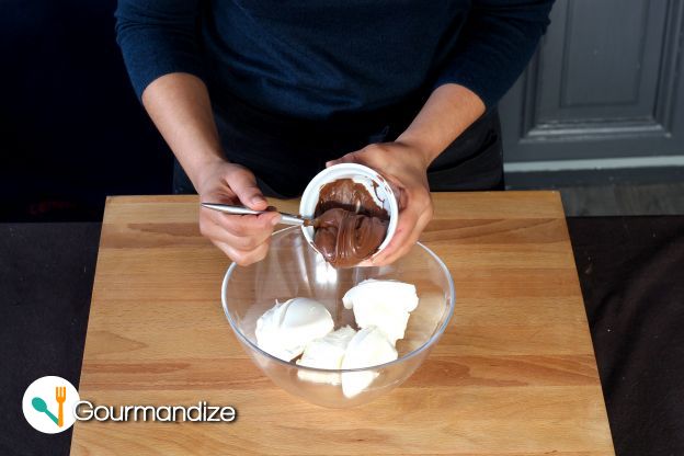 Put the mascarpone and Nutella into a bowl