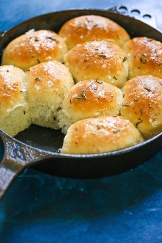 Skillet Garlic Butter Rosemary Dinner Rolls