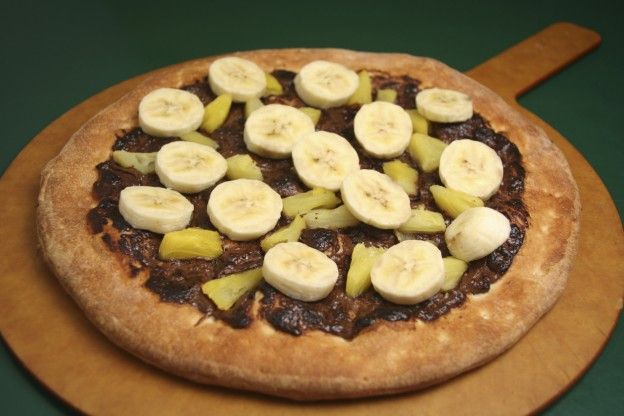 Nutella banana pizza