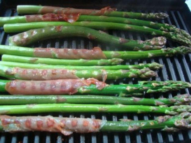 Prosciutto-wrapped asparagus