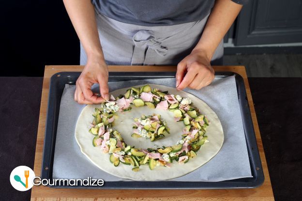 Sun Pizza with Zucchini, Ham & Blue Cheese