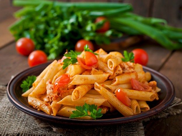 Penne with chicken, tomatoes and pesto