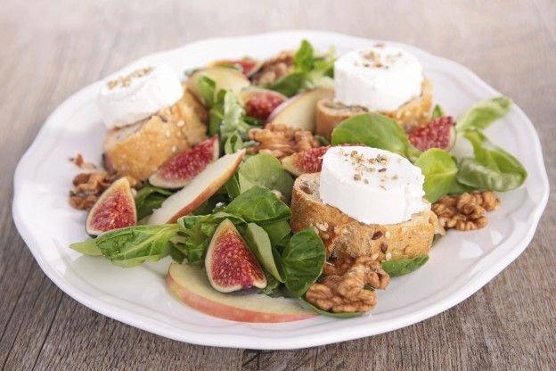 Goat cheese and walnut salad