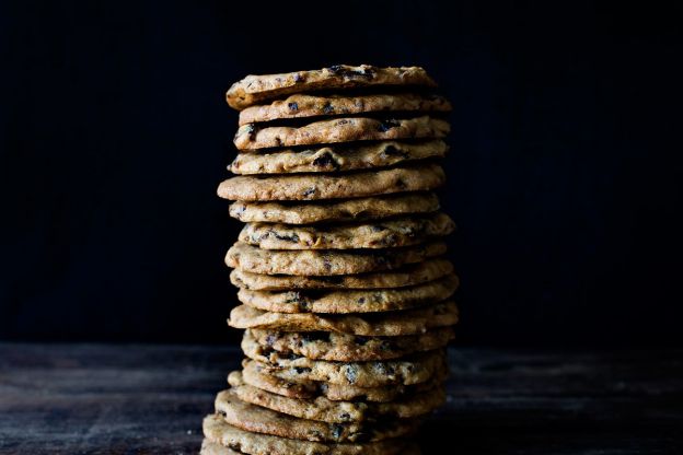 Thin and Chewy Dates and Rum Cookies