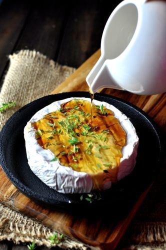 BAKED BRIE WITH MAPLE SYRUP AND THYME