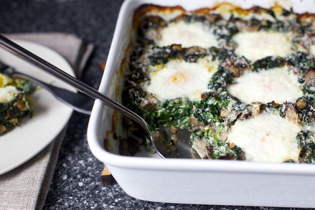 Baked eggs with spinach and mushrooms