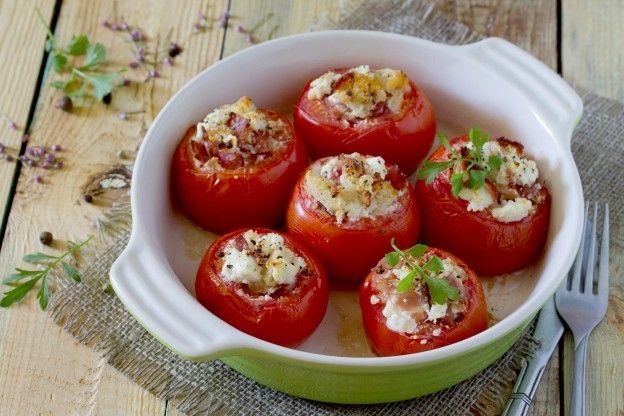 Tomates rellenos de queso jamón